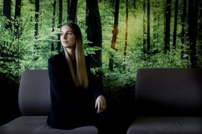 Frederikke Eggertsen, 27 år, tager serviceøkonom-uddannelsen delvist digitalt, hvilket passer hende godt, da hun har to små børn derhjemme. Foto: Henrik Ole Jensen