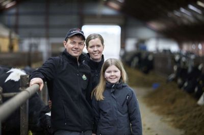Preben Madsen har siden 2008 har drevet Vestervang i Vildbjerg. Han og hustruen Anja samt parrets tre børn glæder sig til at lukke de 165 sortbrogede holsteinkøer på græs. Foto: PR-foto