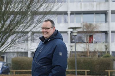 Johnny Vibskou Larsen er formand for Afdeling 200 Lyngbyen i Gullestrup. Her har han boet størstedelen af sit liv - og det samme har hans mor, lillesøster, svoger og nevøer. Foto: Henrik Ole Jensen