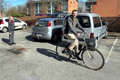 18-årige Gleb Vodiakha prøvekørte straks den gratis cykel, som han i denne uge modtog på vegne af sin mor. Cyklen er en af mange, som Klara Søndergaard fra Cyklistforbundet i Herning har uddelt til ukrainske flygtninge. Foto: Bo Lundgaard