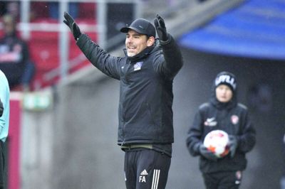 - Vi fornemmede alle, at der var noget helt galt i FCM, siger Lyngby-træner Freyr Alexandersson om klubbernes seneste ligakamp, som oprykkerne vandt 3-1 på MCH Arena. På billedet dirigerer islændingen sine tropper i Herning. Mandag mødes mandskaberne igen på midtjysk græs. Foto: Henning Bagger/Ritzau Scanpix