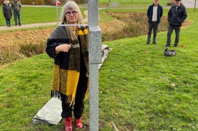 Jette Bækgaard har bidraget med denne skulptur til Videbæk Lystanlæg. Hun har tidligere udstillet på Vestjyllands Kunstpavillon i Videbæk og besluttede derefter at donere en af sine skulpturer til kunstmuseet og lystanlægget. Foto: Privatfoto