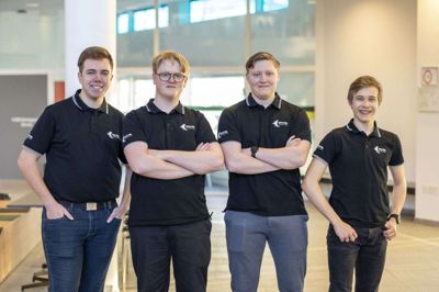 Fire HTX-elever fra Herningsholm Erhvervsgymnasium - Mathias Møller Lauridsen (t.v.), Noah Bak Bytofte, Mikkel Guldberg Lauridsen og Patrick Bilyk (t.h.) - har modtaget et mikrolegat på 50.000 kroner fra Fonden for Entreprenørskab. Foto: PR-Foto