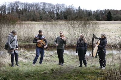 Fra venstre ses Monica Schmidt Andersen på blokfløjte, Nicolas Koch-Simms på drejelire, Leif-Jone Ølberg med sin violin, Emma Oemann som mezzosopran og Mariann Mikkelsen på keltisk harpe og som sopran. Foto: Henrik Ole Jensen