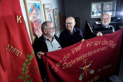 ASRA har gennem de 40 år samlet en lang række faner, som har tilhørt fagforbund i det tidligere Ringkøbing Amt. Fra venstre: Villy Sørensen, Jørn Jensen og Leo Skaanning. Førstnævnte er formand for ASRA. Foto: Chresten Bergh