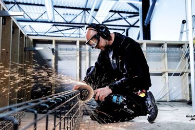 Elektriker Martin Bjerre fra elektrikerfirmaet Knud Knudsen er en af de håndværkere, der knokler for at få Padelworld Herning til at stå knivskarpt til åbningen. Foto: Chresten Bergh