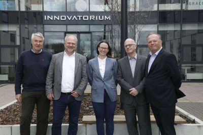 Fra venstre er det de nye folk Torben Jensen og Jens Koch, som træder ind i som formænd for bestyrelserne i Innovatorium og Fonden for Innovatorium. I midten er det den nye direktør Katrine Vinther Ross, mens de afgående bestyrelsesformænd Niels Vestermark og Preben Kristensen står på hendes anden side. Foto: Henrik Ole Jensen