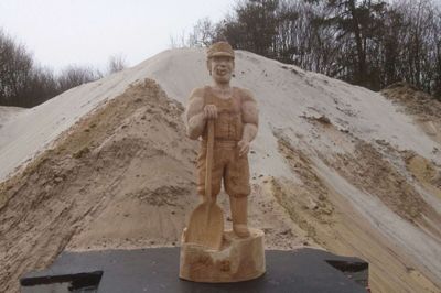 Den mandshøje træfigur af en brunkulsarbejder kan nu ses ved Søby Brunkuls-museum. Foto: PR-foto