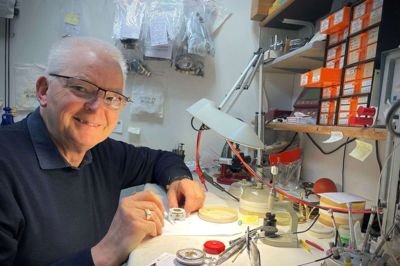 De første par dage har der været godt gang i ophørsudsalget i butikken. Og urmager Verner Fomsgaard har også nok at se til af service og reparationer på værkstedet. Foto: Martin Hove Thomsen