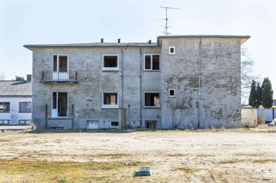 Denne bygning er formentlig et af de mest omtalte huse i Ikast i nyere tid. Det er efterladt på den grund, der efter planen skal rumme et nyt mindre højhus med boliger. Foto: Linna Grøn