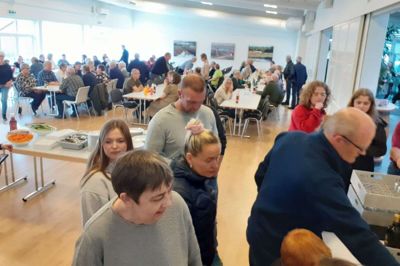 158 deltagere til fællesspisning er mange for en by som Vind, men det var ikke desto mindre, hvad der tirsdag dukkede op i Landsbycentret. Foto: Privatfoto