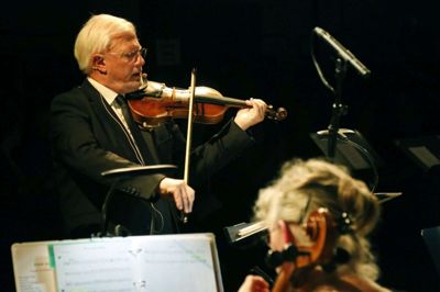 Det er som sædvanlig den tidligere souschef ved musikskolen Jan Glud Østergaard, der står i spidsen som dirigent, når Remisenbrande torsdag 20. april er klædt på til årets forårskoncert. De medvirkende er Brande Amatør Orkester, Brande Swingsingers samt flere solister. Foto: Henrik Ole Jensen