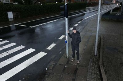 Kim Hammershøj bor på Jyllandsgade og oplever dagligt, hvordan tunge køretøjer kommer med høj fart mod netop dette kryds, fordi de skal nå det grønne lys. Foto: Henrik Ole Jensen