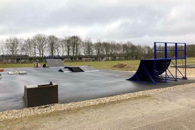 Skaterramperne blev sat op i 2021, men en gruppe naboer henvendte sig til Herning Kommune om støjen, som viste sig ikke at overholde grænserne for et boligområde. Foto: Lind Outdoor
