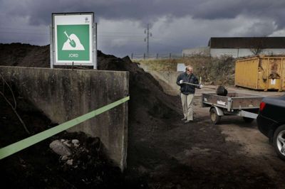 Når man som borger afleverer sit haveaffald, bliver det kørt til kompostering i Fasterholt og sendt tilbage til genbrugspladsen, hvor man kan afhente det som kompost. Foto: Henrik Ole Jensen