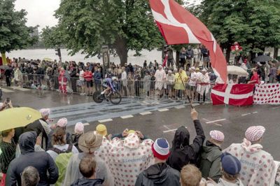 Fremmødet vil formentlig blive lidt mindre i Nørre Snede end ved tourstarten i København sidste år, men til gengæld kan arrangørerne håbe på bedre vejr. Foto: Mathias Svold/Ritzau Scanpix