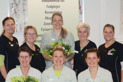 UDDANNEDE Lægeeksaminerede SADF-Fodplejere fra Viborg Helsepraktik består afsluttende eksamen. Forrest fra venstre er det Tove Jensen, Viborg, Sabine Teglgaard Jensen, Give og Kristina Østergaard Teilmann, Herning. Bagerst fra venstre er det underviser Mona Pedersen, skoleleder Alice Kallesøe, Majbrith Boll Hansen, Gedsted, underviser Jytte Fyllgraf og underviser og censor Mai Højbjerg Kristensen. Foto: Privatfoto