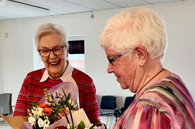 De afgående bestyrelsesmedlemmer med Lis Mølbæk (t.v.) i spidsen fik blomster for deres arbejde i Hodsager Onsdagsklub. Foto: Camilla Abildgaard Norup