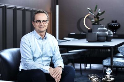 Brian Nielsen er butikschef i møbelhuset Ingvard Christensen, som 20. april får besøg af auktionshuset Bruun Rasmussen, der vil vurdere effekter, som alle kan komme med. Og det samarbejde giver god mening, understreger han. Foto: Chresten Bergh