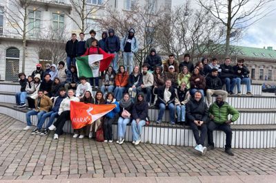 Fællesfoto i Aarhus. Gæsterne fra USA og Mexico har haft en god tur til Ikast-Brande, hvor turen blandt andet gik til Aarhus. Foto: Privatfoto