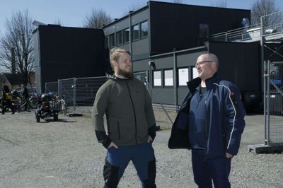Morten Skoubo og Torben kondrup har som Herning Kommunes nye gadeplansmedarbejdere til opgave at møde byens udsatte, hvor de opholder sig. Derfor kommer de ganske ofte ved den midlertidige varmestue på Markedspladsen, hvor de har fået en god dialog med de udsatte. Foto: Henrik Ole Jensen