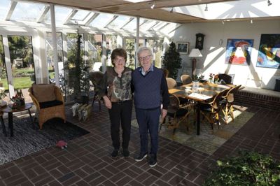 Signe og Hans Hartvigsen, Tjørring, er her fotograferet i deres udestue, eller nederste stue, som de kalder den, der er tegnet af Kristian Kristiansen, som også har tegnet Baunekirken ikke langt derfra. Parret, som i 42 år drev Vestergades Blomsterbutik, kan i morgen, 20. april, fejre diamantbryllup. Foto: Henrik Ole Jensen