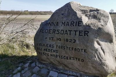 Anna Marie Pedersdatters fødselsdag er landsbyen Kølkærs fødselsdag. Gennem de 200 år er Kølkær Sogn vokset til nu at have omkring 940 indbyggere. Landsbyens første 200 år fejres på dagen, ved at der lægges blomster ved stenen på Hammerumvej, og bagefter er der kaffe og kage i et kartoffelhus i nærheden. Foto: Jesper Wind
