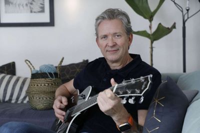 Anders Blichfeldt har holdt guitaren ved lige, mens han har boet i Vinkelgade i Herning. Foto: Henrik Ole Jensen
