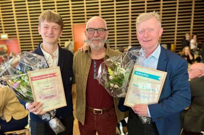 Lukas Kvistgaard (t.v.) vandt årets kulturvækst-pris, mens Dorte og Mads Bille (t.h.) fra Den Jyske Sangskole tog årets kultur-pris med hjem til den årlige generalforsamling af Kultursamarbejdet for Midt- og Vestjylland. I midten Johs. Poulsen (R) der blandt andet er formand for Kultursamarbejdet i Midt- og Vestjylland . Foto: Privatfoto