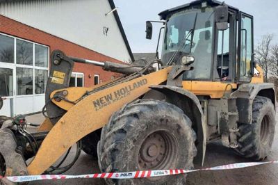 Det var denne gummihjulslæsser med påmonteret strømaskine, der blev ført af en erfaren medarbejder, som ramte en hollandsk gæst under et virksomhedsbesøg. Gæsten døde af de kvæstelser, han pådrog sig under ulykken. Foto: Arbejdstilsynet