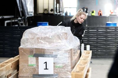 Marie Højbjerg Andersen havde tungen lige i munden, da en fyldt palle skulle listet ind mellem andre paller på en forhindringsbane. Branditten, der arbejder hos Give Steel, vandt sølv ved DM for lagerlærlinge. Foto: Chresten Bergh