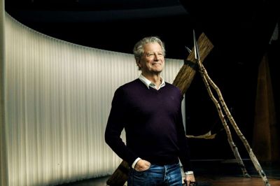 Holger Reenberg ved det gardin, der markerer Cronhammar-udstillingens to dele - det mørke og det lyse. Foto: Chresten Bergh