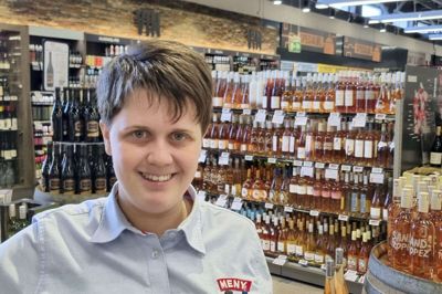 Med en baggrund som tjener blev Malene Maul Sørensen for to år siden elev hos Meny på Dæmningen. Nu kan hun kalde sig salgassistent med ansvaret for vinafdelingen. Foto: Palle Heering Nielsen