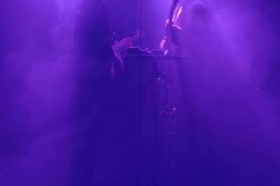 Sirid og Frida Møl Kristensen synger skarpe harmonier og skaber en fest med Prisma. Foto: Henrik Øster-Jørgensen