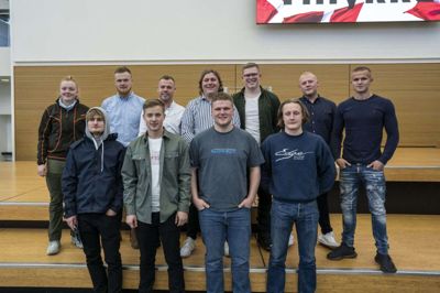 SVENDE Et hold murere har bestået deres svendeprøve på Herningsholm Erhvervsskole & Gymnasier: Gry Astrup Hansen, Murerfirmaet Glenn Østergaard, Spjald; Kasper Holm Nedergaard, Byggefirmaet KK-Byg ApS, Viborg; Mads Tind Damgaard, Kjellerup Mureren ApS, Kjellerup; Mikkel Westphal Pedersen, Murermester Jakob Kriegbaum, Viborg; Nick Lykke Christiansen, Fløjgaard ApS, Karup J.; Reinhard Søndergaard Sørensen, Murermester Poul Hansen, Bording; Sander Kriegbaum, Finderup Murerforretning ApS, Viborg; Simon Kvist Kjær, Søhøjlandets Murer ApS, Gjern; Stefan Tirsbæk Johansen, Murermester Rene Sørensen ApS, Kibæk; Søren Østergaard-Jensen, Børge Lind & Sønner A/S, Struer; og Victor Bruun, Spjald Murerforretning A/S, Spjald. Foto: PR-foto