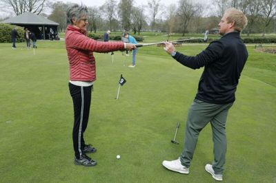 Ingelise Krogstrup fra Hammerum får her lidt instruktioner fra golftræner Nicolas Bay Thomsen. Det er vigtigt at holde armen strakt, når der puttes, lyder et af rådene. Foto: Henrik Ole Jensen
