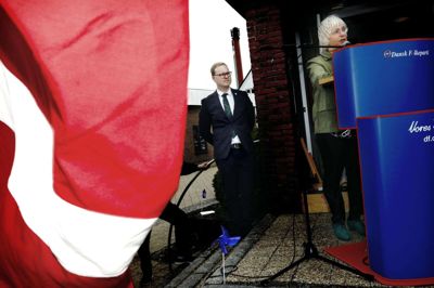 Partistifter Pia Kjærsgaard udtrykte glæde over det nye hovedkontor, som hun så som et tegn på, at Dansk Folkeparti er på vej i den rigtige retning. I baggrunden ses Simon Vanggaard, der i det daglige skal stå i spidsen for kontoret. FOTO: HENRIK OLE JENSEN