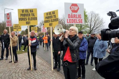 Kørelærer Jeanett Orbé, der er medejer af Unik Køreskole i Herning, stod i går i spidsen for en demonstration, hvor flere hundrede kørelærere protesterede ved Færdselsstyrelsens hovedkontor i Ribe. På billedet forsøger Jeanett Orbé at råbe styrelsens direktører op med en megafon. Foto: Privatfoto