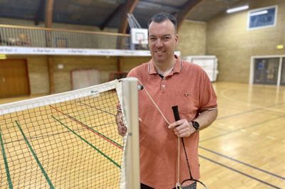 Badmintontræner og formand i Kibæk Badmintonklub Brian Jeppesen måtte synke et par gange, da han for få måneder siden blev tildelt prisen som Årets Ildsjæl i DGI Midtjylland. 11. maj i år kan formanden være med til at nedlægge klubben. Foto: Jan Briks KJÆRSIDE