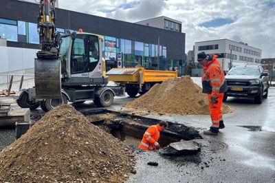 Entreprenørfirmaet Anton Christensen har siden tirsdag udført kloakarbejde på Kousgaards Plads, som af samme årsag er blevet spærret for trafik. Foto: Bo Lundgaard