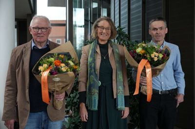 Hans Jørgen Jensen (t.v.) og Lone Belling fra Nørre Snede og Jens Peter Hansen fra Asferg modtog henholdsvis Initiativprisen og Landsbyprisen 2023. Foto: Region Midtjylland