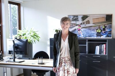 Borgmester Dorte West (V) fortæller, at hun hverken er i tvivl om Lars Krarups engagement for Herning eller hans kompetencer, men lige nu bliver kontinuiteten prioriteret. Foto: Tom Laursen
