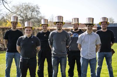 SVENDE Et hold blikkenslagere har bestået deres svendeprøve på Herningsholm Erhvervsskole & Gymnasier: Daniel Sloth, Blikkenslagerfirmaet Henrik Sørensen ApS, Odder; Jacob Bøjstrup, Holmsted VVS & Blik ApS, Trustrup; Jasper Mittag, Mejdal Blik ApS, Holstebro; Jonatan Dyhr Lauridsen, Mejdal Blik ApS, Holstebro; Morten Johansen, Hørning Installation ApS, Hørning; Remco Hendricus Letschert, Blikkenslagerfirmaet Steffen Petersen ApS, Viby J.; og Simon Hansen Friis, Tørring VVS A/S, Tørring. Foto: Privatfoto