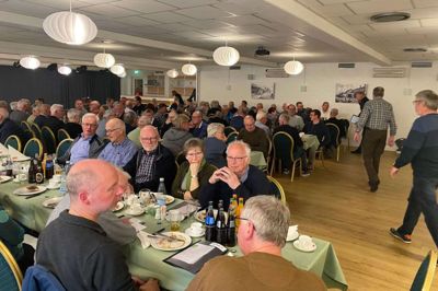 Snakken gik lystigt hen over bordene til VTV’s generalforsamling onsdag aften på Hotel Vildbjerg, hvor lige omkring 100 mennesker var mødt op. Foto: Jan Briks Kjærside