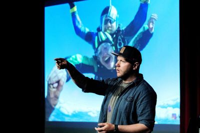 Troels Kløvedal sagde engang: » Jeg har aldrig forstået, folk der siger, at verden bliver mindre og mindre. Verden bliver større og større, jo mere man rejser«. Kim Bo Larsen har det på nøjagtigt samme måde. Foto: Chresten Bergh