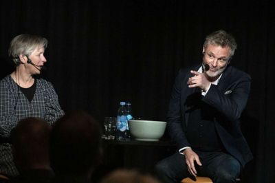 Dorte Grout havde sit hyr - på den gode måde - med at styre Claus Elming, der hele tiden smed nye anekdoter ind i samtalen. Foto: Chresten Bergh