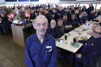 Blüchers ansatte kunne torsdag fejre deres mangeårige kollega Preben Juel Nielsens 80-årsfødselsdag. Det blev til gaver, taler og lykønskninger, før turen gik tilbage til produktionen for Preben Juel Nielsen, selvom han havde fået lov at gå hjem. Foto: Henrik Ole Jensen