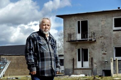 Peter Starcke foran den tidligere udlejningsbygning, der er dømt til at blive revet ned. Spørgsmålet er så bare, hvornår det sker. Foto: Chresten Bergh