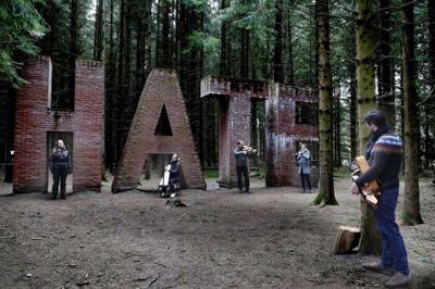 I påsken var der ti opera- vandringer i Deep Forrest Art Land, som havde mellem cirka 20 og cirka 100 deltagere pr. gang. I alt var der over 400 besøgende til eventen. Årligt er der cirka 50.000 besøgende i skoven. Foto: Henrik Ole Jensen