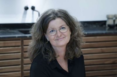 Eva Nordestgaard er fra en familie, hvor faren solgte køkkener. Hun gik i hans fodspor og har selv ejet flere køkkenbutikker i det jyske. Nu er hun blevet medejer af det nye køkkenstudio i Østergade 3 i Herning. Foto: Henrik OLe Jensen